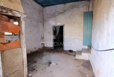Moradia t2 para restaurar arneiro das milhariças / santarém