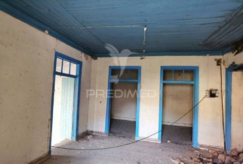 Moradia t2 para restaurar arneiro das milhariças / santarém