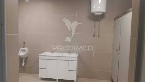 Arrendar armazém com escritório e logradouro sintra
