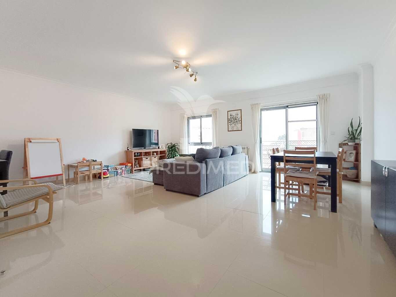 Apartamento t2 com parqueamento na agualva