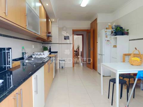 Apartamento t2 com parqueamento na agualva