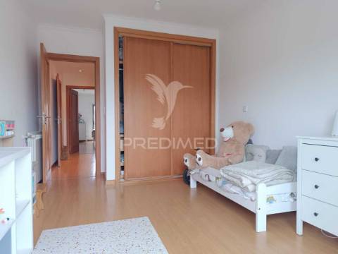 Apartamento t2 com parqueamento na agualva