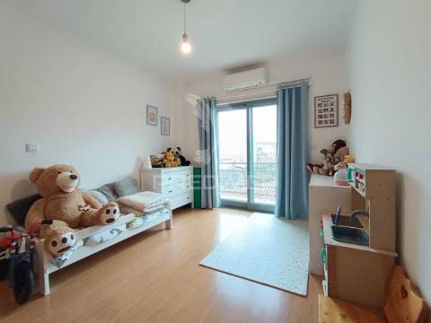 Apartamento t2 com parqueamento na agualva