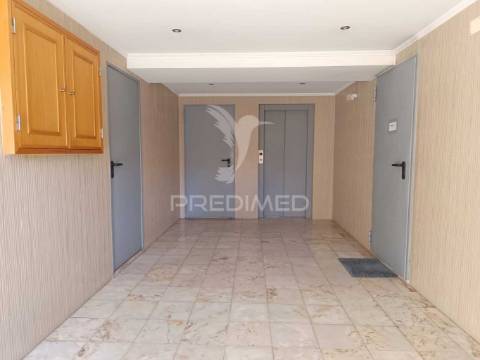 Apartamento t2 com parqueamento na agualva