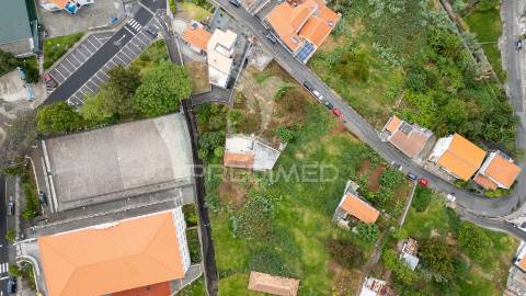 Moradia térrea com vista mar sobre o funchal — terreno de 1 240 m²