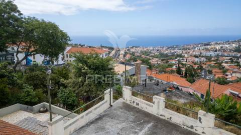 Moradia térrea com vista mar sobre o funchal — terreno de 1 240 m²