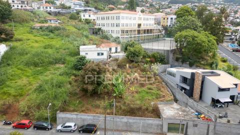 Moradia térrea com vista mar sobre o funchal — terreno de 1 240 m²