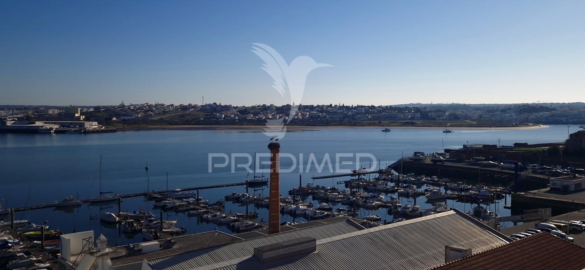 Este apartamento t2 foi remodelado e oferece uma vista deslumbrante sobre o rio arade.