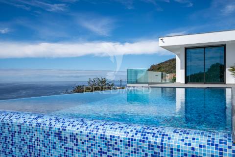 Moradia no arco da calheta com piscina privada e vista para o mar