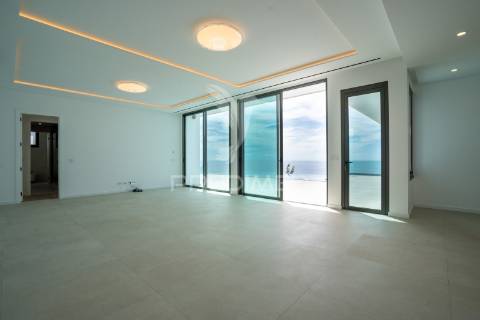 Moradia no arco da calheta com piscina privada e vista para o mar