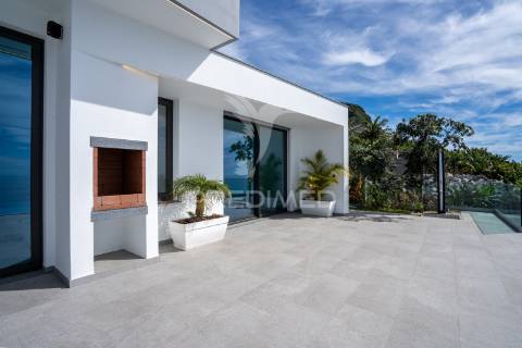 Moradia no arco da calheta com piscina privada e vista para o mar