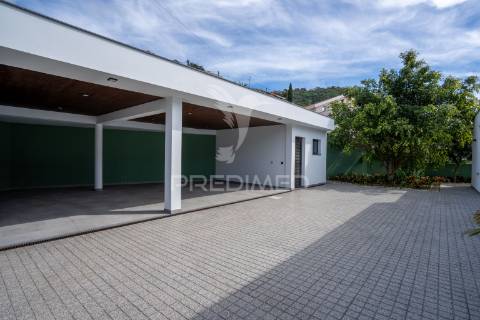 Moradia no arco da calheta com piscina privada e vista para o mar
