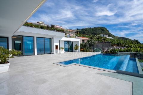 Moradia no arco da calheta com piscina privada e vista para o mar
