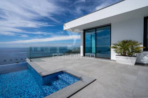 Moradia no arco da calheta com piscina privada e vista para o mar