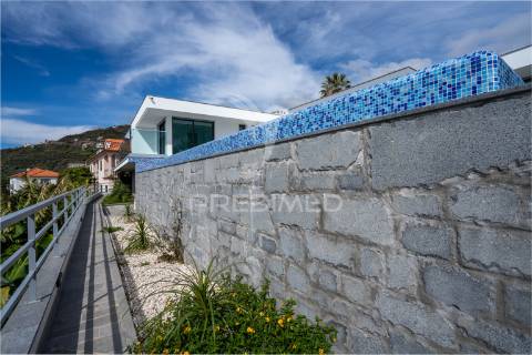 Moradia no arco da calheta com piscina privada e vista para o mar