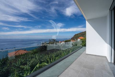 Moradia no arco da calheta com piscina privada e vista para o mar