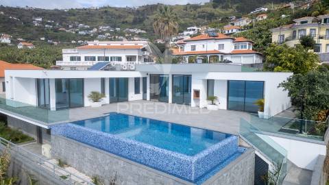 Moradia no arco da calheta com piscina privada e vista para o mar