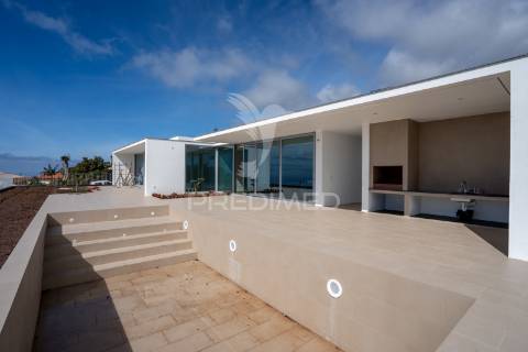Deslumbrante moradia t4 com vista mar no estreito da calheta