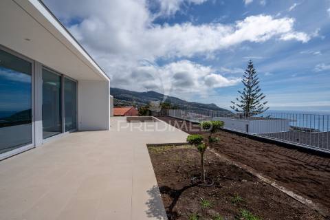Deslumbrante moradia t4 com vista mar no estreito da calheta