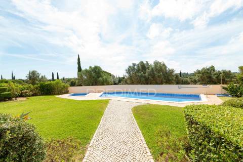 Apartamento duplex t2 em vilamoura, condomínio com piscina.