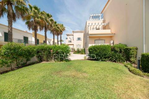 Apartamento duplex t2 em vilamoura, condomínio com piscina.