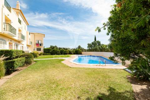 Apartamento duplex t2 em vilamoura, condomínio com piscina.