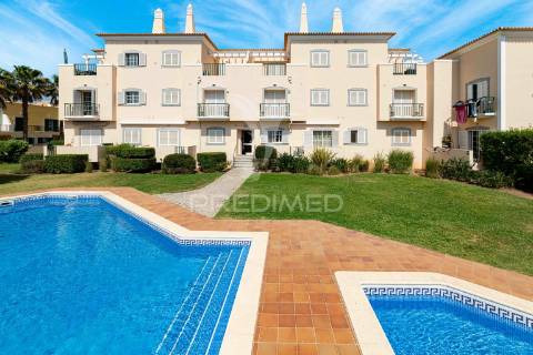 Apartamento duplex t2 em vilamoura, condomínio com piscina.
