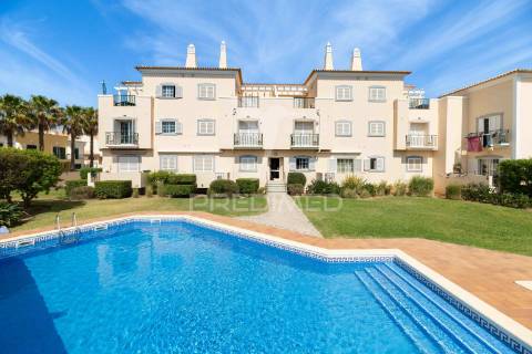 Apartamento duplex t2 em vilamoura, condomínio com piscina.