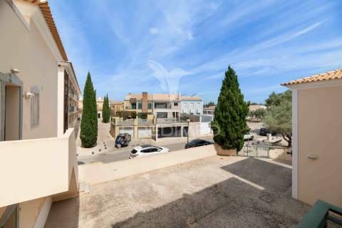 Apartamento duplex t2 em vilamoura, condomínio com piscina.