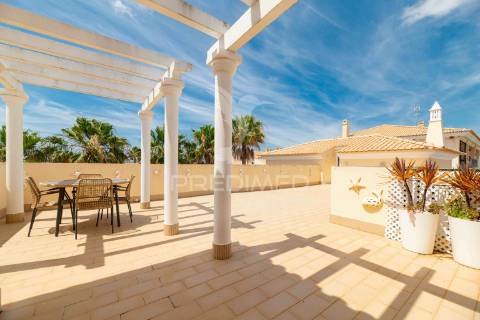 Apartamento duplex t2 em vilamoura, condomínio com piscina.