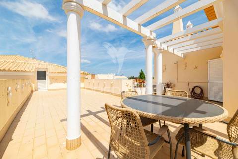 Apartamento duplex t2 em vilamoura, condomínio com piscina.