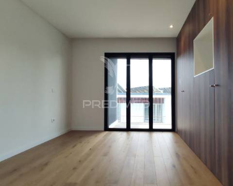 Moradia t4 moderna com piscina e  acabamentos de alta qualidade