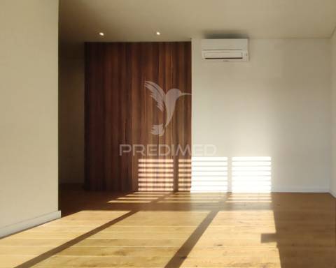 Moradia t4 moderna com piscina e  acabamentos de alta qualidade