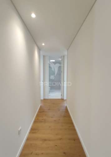 Moradia t4 moderna com piscina e  acabamentos de alta qualidade