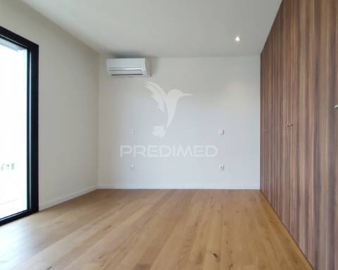 Moradia t4 moderna com piscina e  acabamentos de alta qualidade