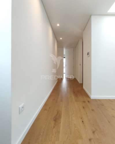 Moradia t4 moderna com piscina e  acabamentos de alta qualidade