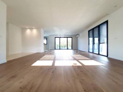 Moradia t4 moderna com piscina e  acabamentos de alta qualidade
