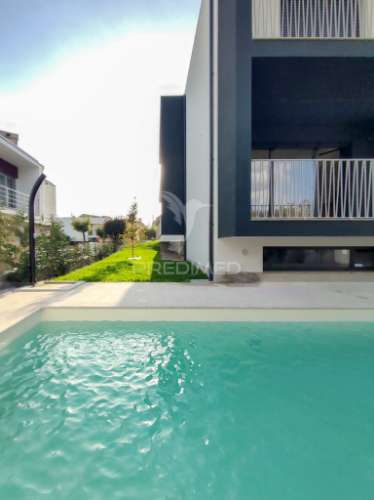 Moradia t4 moderna com piscina e  acabamentos de alta qualidade