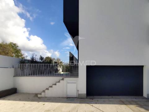 Moradia t4 moderna com piscina e  acabamentos de alta qualidade