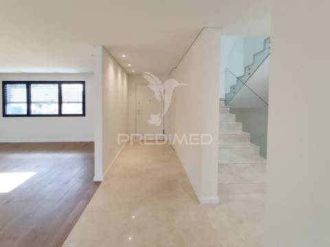 Moradia t4 moderna com piscina e  acabamentos de alta qualidade
