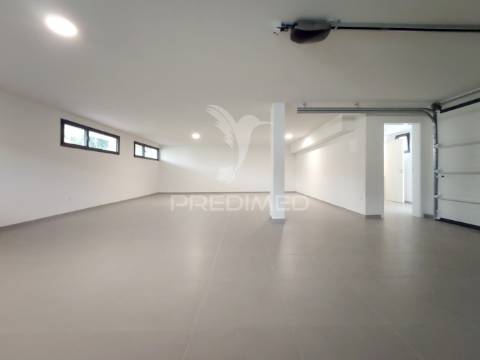 Moradia t4 moderna com piscina e  acabamentos de alta qualidade