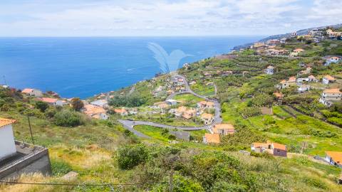 Terreno com capacidade construtiva em ribeira brava - ilha da madeira