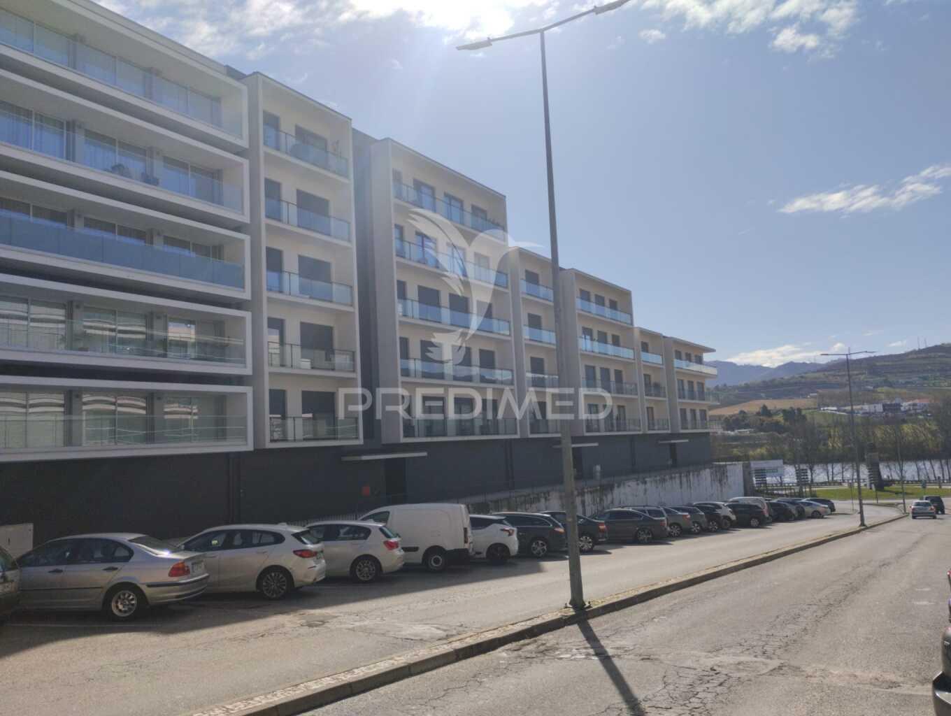 Apartamento t3 semi-novo ( nunca foi habitado ) com vistas sobre a cidade e o rio douro, no peso da régua