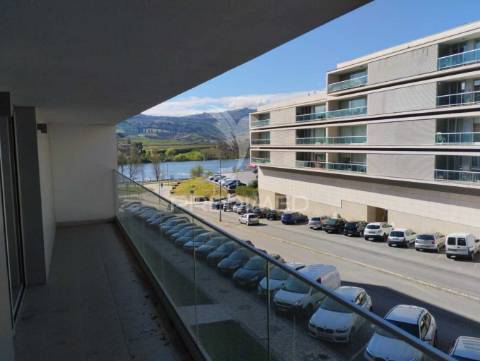 Apartamento t3 semi-novo ( nunca foi habitado ) com vistas sobre a cidade e o rio douro, no peso da régua