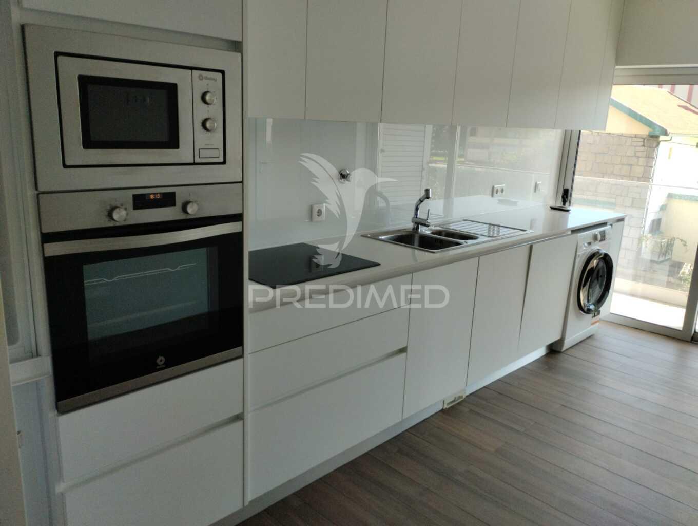 Apartamento t3 semi-novo ( nunca foi habitado ) com vistas sobre a cidade e o rio douro, no peso da régua
