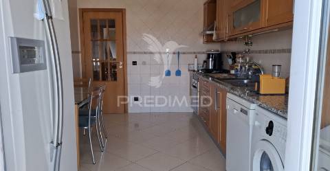 Apartamento t4, duplex em condomínio na vila de alpiarça.
