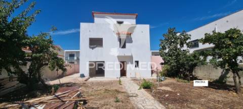 Moradia t5-piscina-garagem-parqueamt.-fernão ferro-seixal