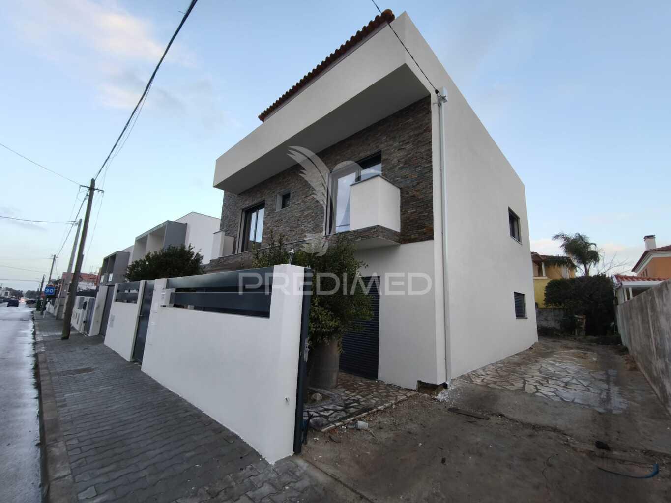 Moradia t5-piscina-garagem-parqueamt.-fernão ferro-seixal
