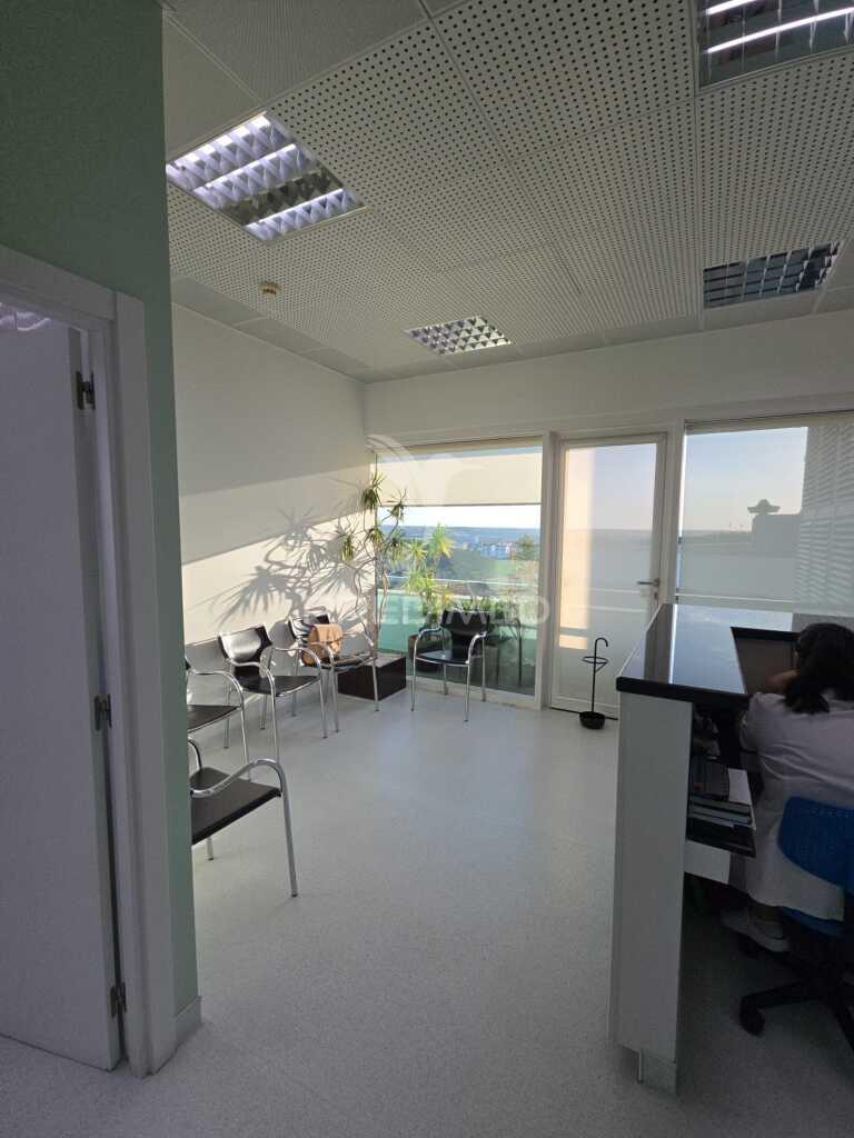 Clínica dentária no centro histórico com potencial para apartamento t2