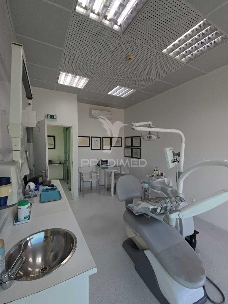 Clínica dentária no centro histórico com potencial para apartamento t2